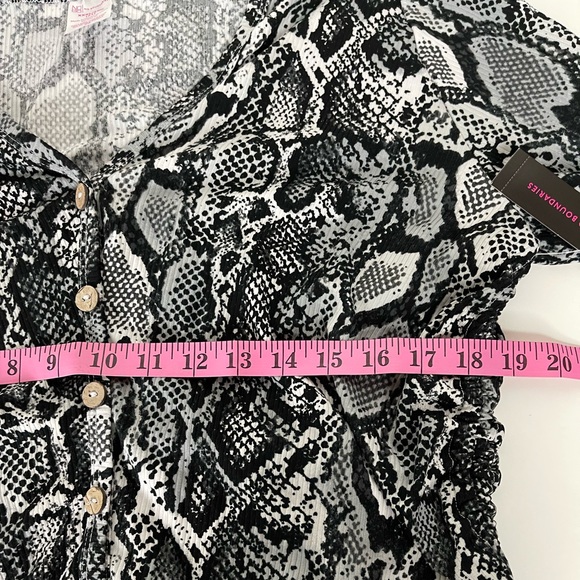 Snakeskin Print Long Sleeves Ruchet Sides Top junior’s Size XXXL (21) - Picture 8 of 10